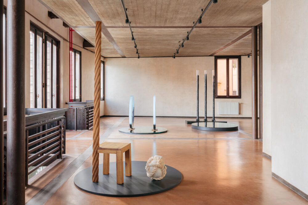 Take the World Into the World - Galerie Negropontes
